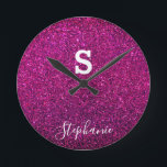 Monogramm Anfangsname Lila rosa Glitzer Moderner Runde Wanduhr<br><div class="desc">Konzipiert mit Text-Vorlagen für Monogramm Initial & Name in elegantem,  rosa lila glitterigem Hintergrund. Macht ihr ein tolles Geschenk zu jeder Gelegenheit!</div>