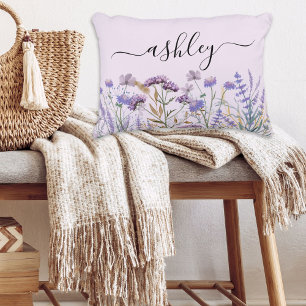 Monogramm-Aquarell-Lila-Wiesenblumen-Wiese Dekokissen