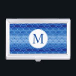 Monogramm auf blaues Farbskalenmuster Visitenkarten Dose<br><div class="desc">Fügen Sie Ihr Monogramm zunächst über ein stylisches geometrisches Muster von ineinander greifenden Skalen hinzu, die von dunkelblau bis hellblau und hinten reichen. Die preußisch blauen Aquarellbilder in den Gebläseformen zeigen Variationen in der Farbe. Um das Bild Preußisch Blaue Wasserfarbenskala Muster zu sehen, das auf anderen Gegenständen reproduziert wurde, klicken...</div>