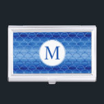 Monogramm auf blaues Farbskalenmuster Visitenkarten Dose<br><div class="desc">Fügen Sie Ihr Monogramm zunächst über ein stylisches geometrisches Muster von ineinander greifenden Skalen hinzu, die von dunkelblau bis hellblau und hinten reichen. Die preußisch blauen Aquarellbilder in den Gebläseformen zeigen Variationen in der Farbe. Um das Bild Preußisch Blaue Wasserfarbenskala Muster zu sehen, das auf anderen Gegenständen reproduziert wurde, klicken...</div>
