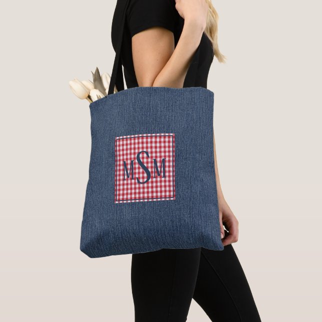 Monogramm auf dunklem Denimdruck Schulter (Von Nahem)