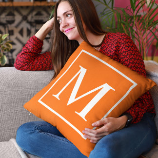Monogramm auf hellorange anpassen kissen