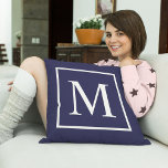 Monogramm auf Marine Blau anpassen Kissen<br><div class="desc">Passen Sie das Monogramm auf dem marineblauen Kissen an. Das Monogramm ist in 100% Polyester und in A-Baumwolle erhältlich und wird nach Wunsch durch das Monogramm ersetzt. Wählen Sie das gewünschte Material aus. Um die Hintergrundfarbe in eine andere Farbe zu ändern, klicken Sie auf die Schaltfläche "Anpassen", und wählen Sie...</div>