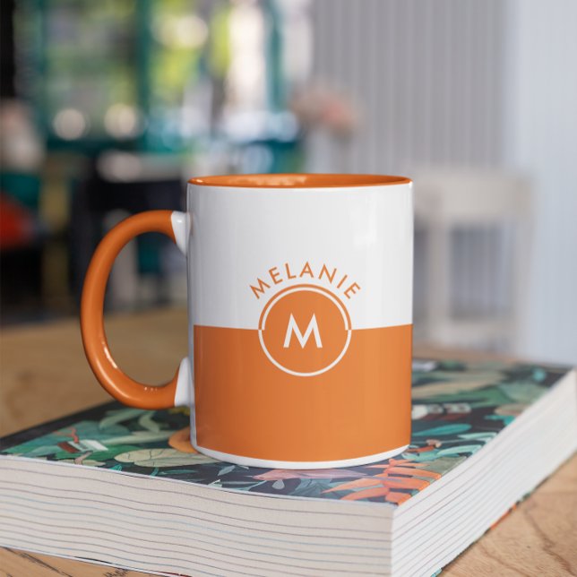 Monogramm auf weißem und orangefarbenem Trennbilds Tasse (Von Creator hochgeladen)