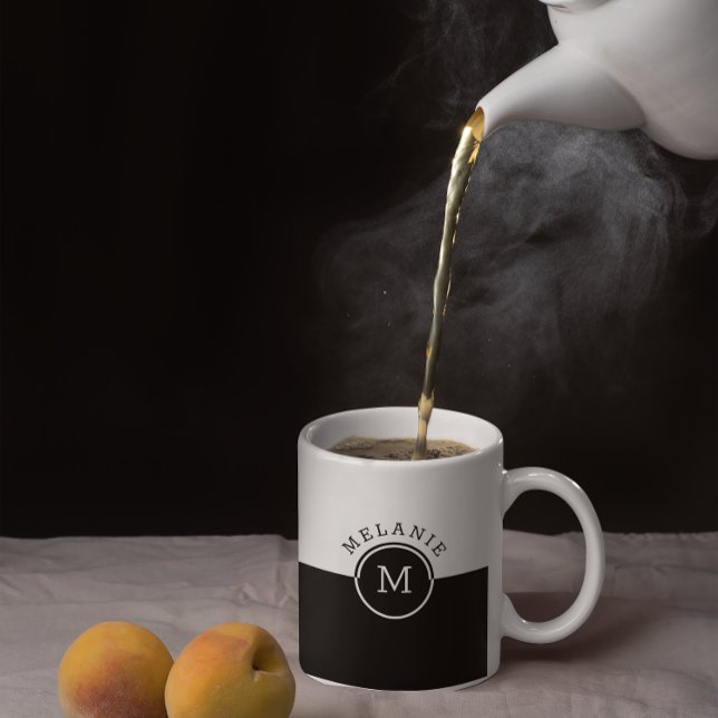 Monogramm auf weißem und schwarzem Splitscreen Kaffeetasse (Von Creator hochgeladen)