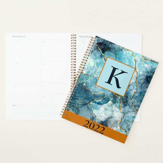 Monogramm aus blauem und goldglattem Marmor, benut Planer (Anzeige)