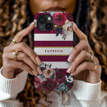 Monogramm aus Burgund und Gold Boho Floral Strips Case-Mate iPhone Hülle<br><div class="desc">Benutzerdefinierte mit Monogramm Telefonfälle personalisiert mit Ihrem Namen oder anderen Texten. Dieses trendige Boho-Design besticht durch eine florale Wasserfarbe in rustikalen Herbstfarben auf einem bordeauxroten und weiß gestreiften Hintergrund mit Imitaten goldenen Folienakzent. Verwenden Sie die Designtools, um eine beliebige Hintergrundfarbe auszuwählen, Textfarben und Schriftartes zu ändern oder eigene Fotos hochzuladen,...</div>