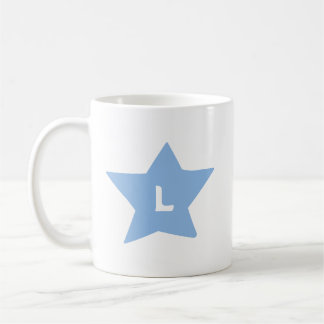 Monogramm aus einem einzelnen Buchstaben auf einem Kaffeetasse