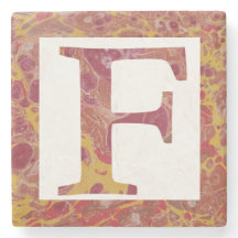 Monogramm aus rotem und gelbem Stein