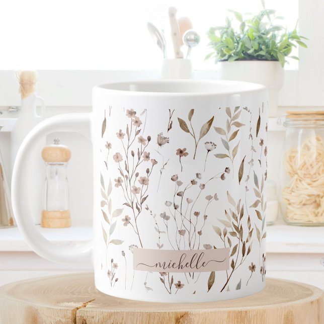 Monogramm Blätter für delikate braune Wildblumen Jumbo-Tasse (In situ)