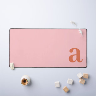 Monogramm Buchstabe Pink & Rot Minimalistisch Schreibtischunterlage