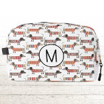 Monogramm Dackel Dackel Wurst Hund Personalisiert Waschbeutel<br><div class="desc">Eine lustige Dackel Dackel Wurst Hundsmuster für Tierfreunde. Ändern Sie das Monogramm zuerst,  um es zu personalisieren.</div>