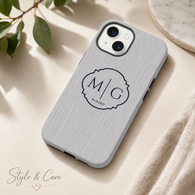 Monogramm-Datum Premium Silber-Metall-Textur gebür iPhone Hülle (Monogram Date Premium Brushed Silver Metal Texture iPhone 13 Case)