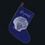 Monogramm der eleganten Coastal Beach Muschel Kleiner Weihnachtsstrumpf<br><div class="desc">Eleganter Strandbau in Blau-Weiß-Hütte. Weiße Muschel mit mit Monogramm Namen. Blauer Hintergrund mit Halbtonausdruck.</div>