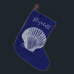 Monogramm der eleganten Coastal Beach Muschel Kleiner Weihnachtsstrumpf<br><div class="desc">Eleganter Strandbau in Blau-Weiß-Hütte. Weiße Muschel mit mit Monogramm Namen. Blauer Hintergrund mit Halbtonausdruck.</div>
