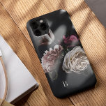 Monogramm der eleganten dunklen Rose Case-Mate iPhone Hülle<br><div class="desc">Mit diesem schicken Gehäuse mit einem Haufen üppiger Blumen in Creme und Bordeaux auf einem dramatischen schwarzen Hintergrund verleihen Sie Ihrem Handy noch mehr Luxus. Personalisieren Sie mit Ihrem Single anfänglich an der unteren links Ecke in klassischer Elfenbeinschrift.</div>