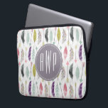 Monogramm der Federn und Pfeile Laptopschutzhülle<br><div class="desc">Ein Geschenk mit einem Muster von Federn und Pfeilen. Personalisieren Sie Ihre Monografie.</div>