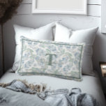 Monogramm der französischen Hütte Sage Green Flora Lendenkissen<br><div class="desc">Mit einem romantischen Salbei grün und blau vergessen Sie mich nicht blumig Design diese monogramm Kissen erinnern an französische Hütten und perfekt für die Schaffung von gemütlichen Räumen.</div>