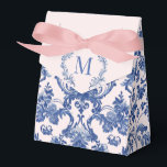 Monogramm der grandmillennialen Pink und Blue Dama Geschenkschachtel<br><div class="desc">Dieses weihnachtliche Gastgeschenk-Box-Design hat ein prächtiges,  großtausendjähriges Design mit einem marineblauen Damast-Muster auf einem rot-rosa Hintergrund. Es gibt einen Platz auf der oberen Klappe,  um Ihre Monogramm Initial. Vorder und Rückseite haben ein sich koordinierendes Damast-Muster.</div>