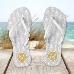 Monogramm der grauen und goldenen Pfeile Flip Flops<br><div class="desc">Maßgeschneiderte,  bedruckte Flop-Sandalen mit einem trendigen Pfeilmuster und einem eigenen Monogramm oder einem anderen Text in einem Kreis-Rahmen. Klicken Sie auf Anpassen,  um Schriftart und Farben zu ändern oder eigene Bilder hinzuzufügen,  um ein einzigartiges Design zu erstellen!</div>