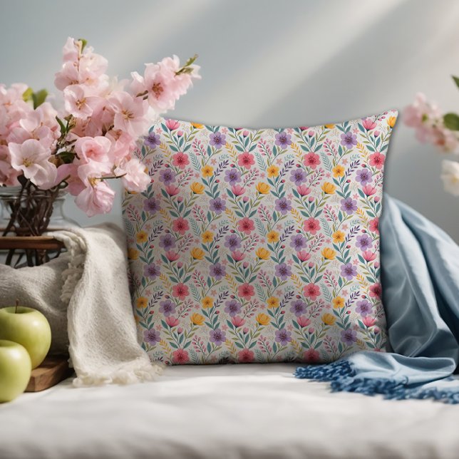 Monogramm der hellgrauen Wildblume Kissen (Von Creator hochgeladen)