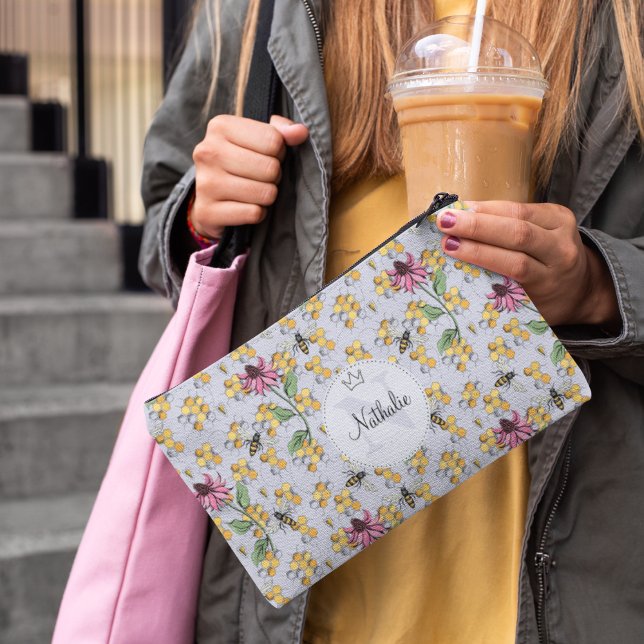 Monogramm der modernen Lavendelkönigin Zubehörtasche (Elegant Buzzing Royal Queen Bee, Honeycomb & Pink Flowers Pattern with Custom Monogram and Name)