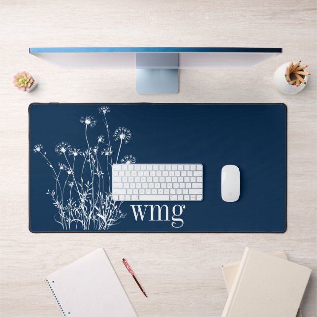 Monogramm der modernen Navy Blue & White Wildblume Schreibtischunterlage (Büro 1)