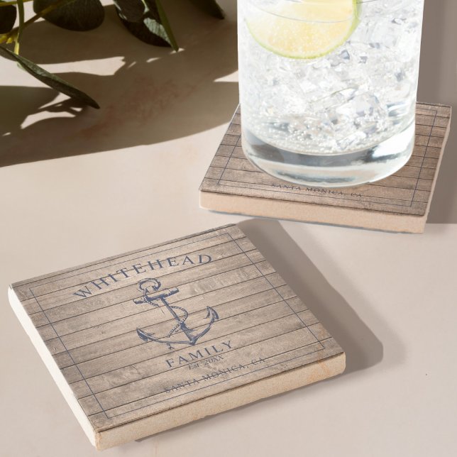 Monogramm der Nautic Wood Anchor-Familie Steinuntersetzer (Elevate your dining experience with our Stone Coaster with Rustic Wood Anchor Design)