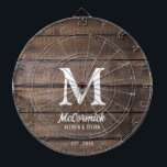 Monogramm der Rustikalen Holztextur Dartscheibe<br><div class="desc">Rustic Barn Wood Texture Family Monogram Dart Board ist mit horizontalen dunkelbraunen Imitaten Stallholzplanken entworfen. Es ist mit Monogramm mit einem großen weißen Initial in der Mitte und dem Nachnamen des Paares in dicken angesagten Schriftzeichen. Die Vornamen und das Jahr sind auf der unteren Fläche. Spielspass für Freunde und Verwandte...</div>