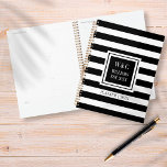 Monogramm der Schwarz-weißen Streifenfamilie 2023 Planer<br><div class="desc">Stilvolle,  personalisierte Initialen,  Monogramm-Planer mit einem schwarz-weiß gestreiften Muster mit Ihren Initialen und Familiennamen mit Ihrem etablierten Datums-Set in einem schwarzen Quadrat mit klassischem Weißtext. Entwickelt von Thisisnotme©</div>