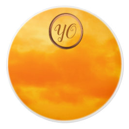 Monogramm der warmen gelben Orangenwolken-Foto Keramikknauf