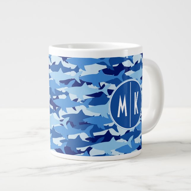 Monogramm des blauer Haifisch-Muster-| Jumbo-Tasse (Vorderseite Rechts)