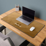 Monogramm des braunen geometrischen Messemusters Schreibtischunterlage<br><div class="desc">Monogram Personalize mit Ihrem benutzerdefinierten Initial und Namen. Einzigartige coole Schreibtischmatte für Büro,  Zimmer,  Arbeit,  menschliche Höhle,  Spielzimmer...  Braunes geometrisches Mesh Muster. Subtile moderne Design Elegante und coole Dreieck geometrische Mesche Gradienten.</div>