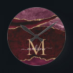 Monogramm des Burgund Red Gold Agate Geode Glitzer Runde Wanduhr<br><div class="desc">Modern Glam Burgund Red Gold Glitzer Sparkle Agate Geode Gemstone Elegant Feminine Monogram Script Name Uhren</div>