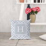 Monogramm des grauen und weißen geometrischen Bamb Kissen<br><div class="desc">Unser gemustertes, neutrales, grauweißes Bambuskissen ist die perfekte, süße Touch für Ihr Sofa, den Innenhof oder das Wohnzimmer. Dieses moderne, überdimensionale geometrische Modell des klassischen Bambusgitters verleiht dem Retro-Preppy-Heftstapel ein neues Gefühl. Das Quadratwurfkissen weist ein Bambuszweig-Gittermuster in Weiß auf einem hellgrauen Hintergrund auf. Personalisieren Sie mit Ihrem Single initiale Monogramm...</div>