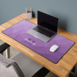 Monogramm des lila Lavendelmusters Schreibtischunterlage<br><div class="desc">Monogram Personalize mit Ihrem benutzerdefinierten Initial und Namen. Einzigartige coole Schreibtischmatte für Büro,  Zimmer,  Arbeit,  Spielzimmer...  Lila Lavendel geometrisches Mesh Muster. Subtile moderne Design Elegante und coole Dreieck geometrische Mesche Gradienten.</div>