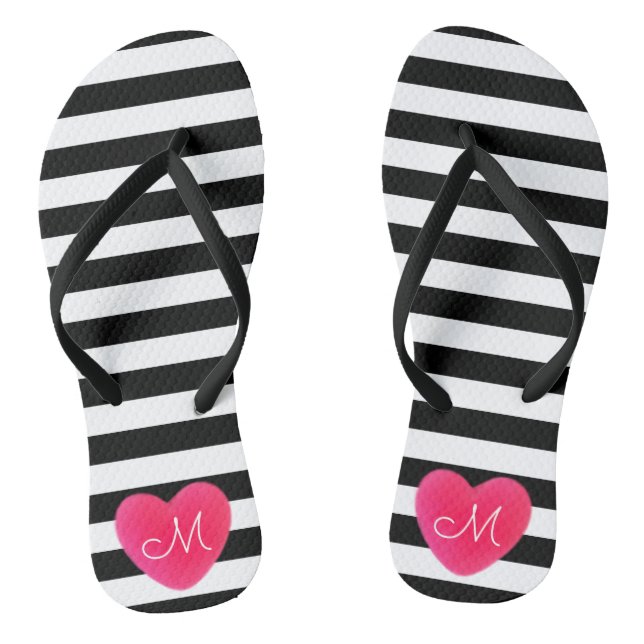 Monogramm des niedlichen Herzens mit schwarzen und Flip Flops (Fußbett)