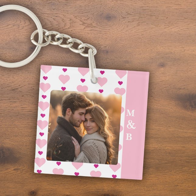 Monogramm des niedlichen rosa und des weißen Fotos Schlüsselanhänger (Cute Monogramed Pink Hearts Photo Keychain )