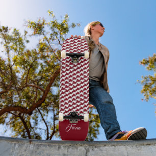 Monogramm des roten und weißen Hahnentrittmusters Skateboard