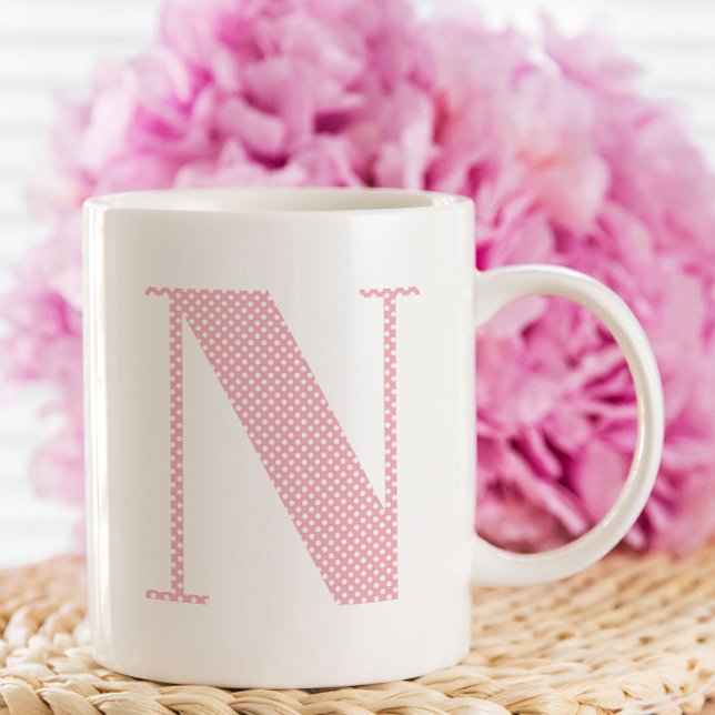 Monogramm des weißen Polka-Dots in Rosa Kaffeetasse (Create your own pink and white polka dot monogrammed mug.)