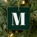 Monogramm dunkelkieferngrüner Brauch Erstweihnacht Keramikornament<br><div class="desc">Monogram dark pine grün und weiß kundenspezifisch Erstklassige moderne elegante Weihnachtsdekoration Keramik</div>