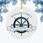 Monogramm eines Nautical Wheel für benutzerdefinie Keramik Ornament<br><div class="desc">Chic individueller Sommerurlaub Weihnachtsgeschenk für Ihre Strandkreuzfahrt auf dem Ozean mit einem marineblauen Bootslenkrad. Dieses nautische Design eignet sich perfekt für die passende Wiedersehen-Keepsakes der Familie,  um die besondere Reise zu begehen. Personalisieren Sie mit Ihrem Nachnamen und Jahr.</div>
