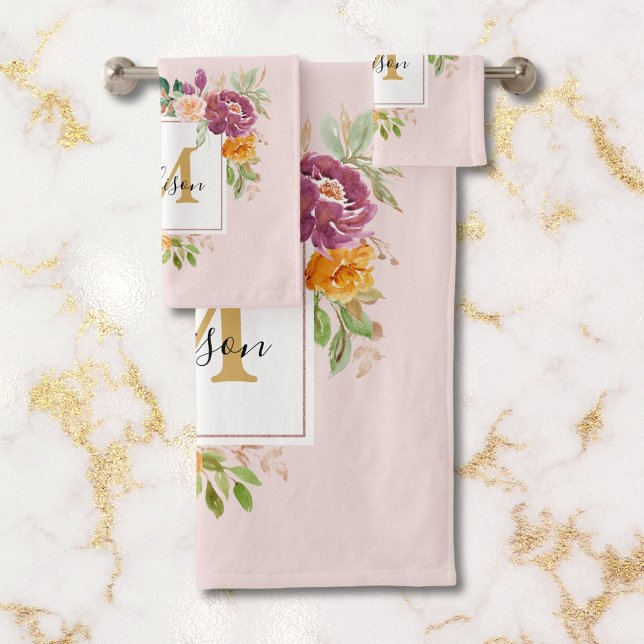 Monogramm Eleganfarbene Rose Floral Botanisch Badhandtuch Set (In situ)