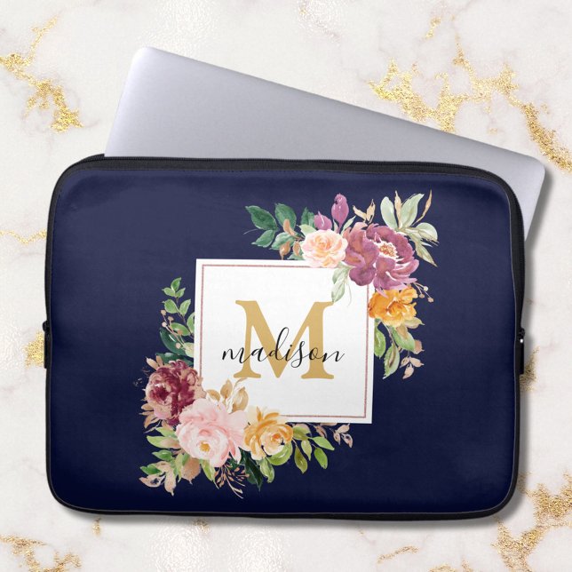 Monogramm Eleganfarbene Rose Floral Botanisch Laptopschutzhülle (In situ)