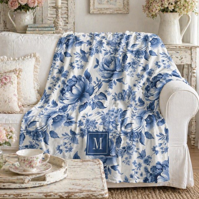 Monogramm Elegantes Vintage Blaues Blumenmuster Fleecedecke (Personalize this pretty blue and white floral pattern monogram blanket. A beautiful accent blanket)