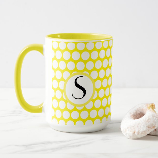 Monogramm erste hellgelbe weiße Polka-Punkte Tasse (Mit Donut)