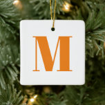 Monogramm erste orangefarbene Weihnachten anpassen Keramikornament<br><div class="desc">Monogramm erste orange weiße Weihnachtsdekoration anpassen</div>