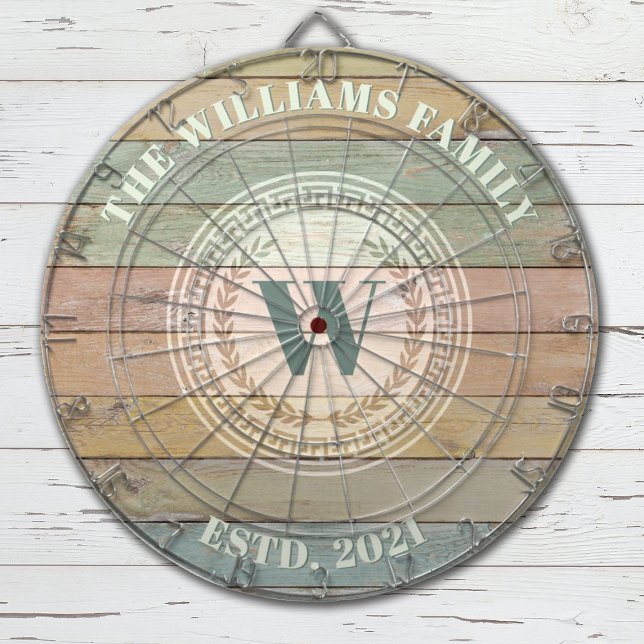Monogramm Familienname Vintages Wappen Dartscheibe (Monogram Family name and monogram dartboard with w rustic colored word background for a beachy style)
