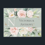 Monogramm Floral Pink Save the Date Postkarte<br><div class="desc">Elegantes rosa blütenfarbenes Monogramm "Save the Date. Weiche grünen Hintergrund.</div>