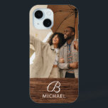 Monogramm Foto Holzkörner Holzkörner Personalisier Case-Mate iPhone Hülle<br><div class="desc">Monogram Foto Holzkörner Holz Personalisiert Name iPhone 15 Hüllen bietet Ihr Lieblings-Foto mit Ihrem personalisierten Namen und Monogramm auf einem hölzernen Akzent. Personalisieren Sie den Text durch Bearbeiten in den bereitgestellten Textfeldern. Entworfen von ©Evco Studio www.zazzle.com/store/evcostudio</div>